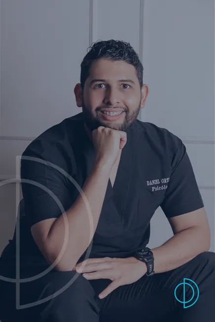 Retrato de Daniel Ortiz, psicólogo en Cúcuta, con uniforme oscuro y gesto cercano